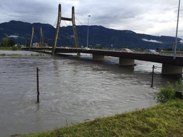 ŞİDDETLİ YAĞMURLAR SEL VE SU BASKINLARINA YOL AÇTI 13