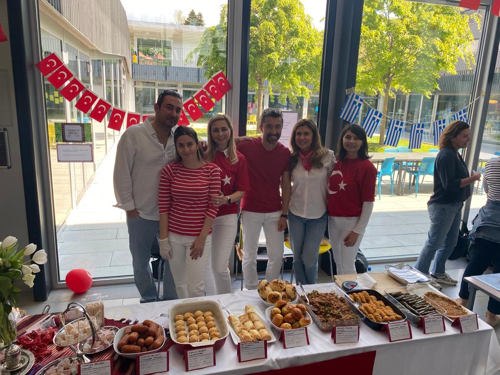 katilimcilar-ve-turk-yemekleri.jpeg